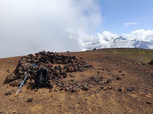 Pirca en la cumbreFoto: 14A lo lejos se distingue otro hito, sin embargo, esté se encuentra algunos metros más abajo de la cumbre.Nicolás Berríos