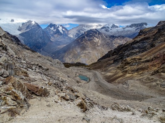 Paso Gara Gara 4830mFoto: 15Al fondo los nevados Quitaraju y Santa Cruz, aunque sus cumbres están ocultas por nubesAntonio Chávez S.S.