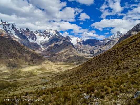 Paso Mesapata 4460mFoto: 16De izquierda a derecha: los Pucajirca, debajo casi al centro de la foto Laguna Safuna, y AlpamayoAntonio Chávez S.S.
