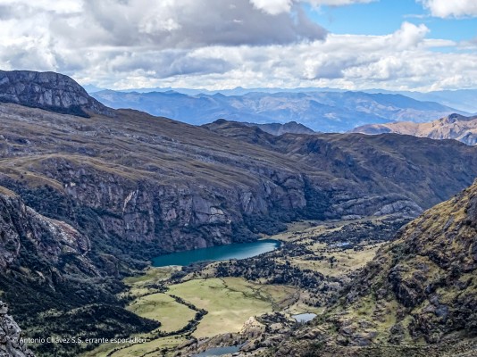 Quebrada YanajancaFoto: 21Al fondo la Laguna Sactaycocha. Antes de llegar a ella, donde se puede ver el curso del río en medio de la planicie verde, se encuentra la trifurcación del senderoAntonio Chávez S.S.