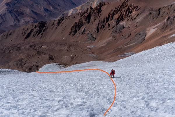 AscensoFoto: 5Se ve la ruta de ascenso y las partes cubiertas y descubiertas del glaciar TapadoÁlvaro Zerené