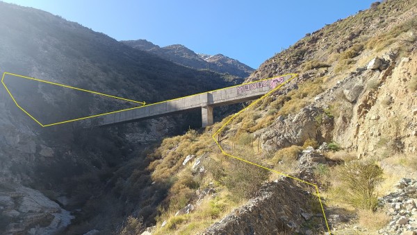 IngresoFoto: 1Ingreso a la quebrada del Agua desde el Puente Los Azules. Tras el cruce del estero, se deben ganar algunos metros para alcanzar un claro sendero que avanza al Este.Juan Pablo Cabbada Bergez