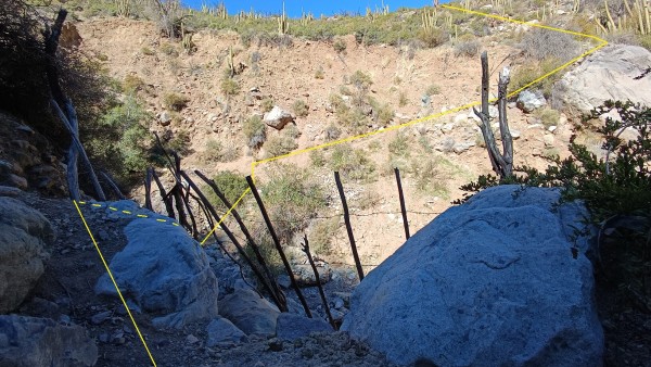 Cruce del esteroFoto: 2El sendero llega a un portón y cruza el estero nuevamente al sur. Desde este punto se debe alcanzar la planicie conocida como sector "Los Espinos".Juan Pablo Cabbada Bergez