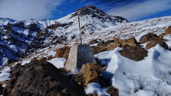 CumbreFoto: 9Monolito de cemento bajo la cumbre. Atrás el cerro Tinajas.Juan Pablo Cabbada Bergez