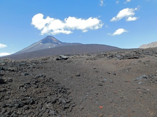 Vista hacia el volcán Antuco durante la bajadaFoto: 16Foto tomada hacia el EsteÁlvaro Vivanco