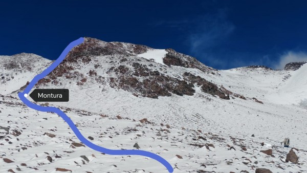 Diagonal a la izquierda y montura (comienzo de la arista)Foto: 4Una vez ganado el filo y la primera zona de rocas, transitar por detrás de  esta trazando una diagonal ascendente en dirección a la evidente montura que da inicio a la arista (6.000 m)Carlos Fouilloux