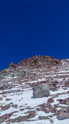 Comienzo de la aristaFoto: 5Se aprecia la evidente arista este, la ruta va directo por la roca, navegando entre grandes bloques.Carlos Fouilloux