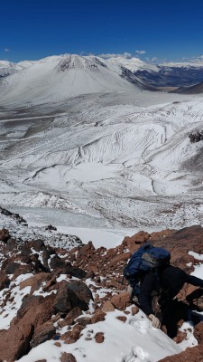 Avance por la arista Foto: 6Se debe transitar entre grandes bloques, buscando las zonas de roca más estable, siempre en dirección a la cumbre.Carlos Fouilloux