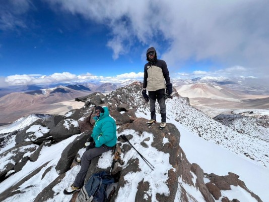 Filo cumbreroFoto: 9Imagen del filo cumbrero, luego de haber recorrido todo el filo en busqueda de la caja de cumbre (no la encontramos), finalmente los gps nos indicaron este, como el punto más alto.Diego Molina