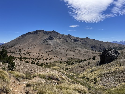 Sendero junto al esteroFoto: 7Al fondo se aprecia el Cerro HuemulesNicolás Berríos