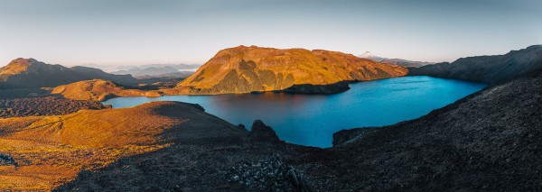 Laguna AzulFoto: 13Laguna Azul, desde la bajada que lleva al campamento. A la izquierda, el escorial de lava que se debe seguir al día siguiente, y que se encuentra junto al campamento. Ignacio Sanhueza Yaksic