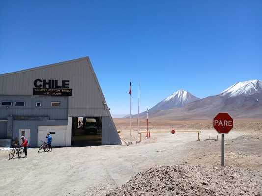Paso Fronterizo Hito Cajón ChileFoto: 2Paso Fronterizo, a veces hay fila debido al alto flujo en ciertos horarios de transfer que hacen recorrido San Pedro Atacama - Uyuni. Intentar evitar horario de almuerzo, según sea la voluntad de los funcionarios hay horarios que no atienden. Simón Olfos
