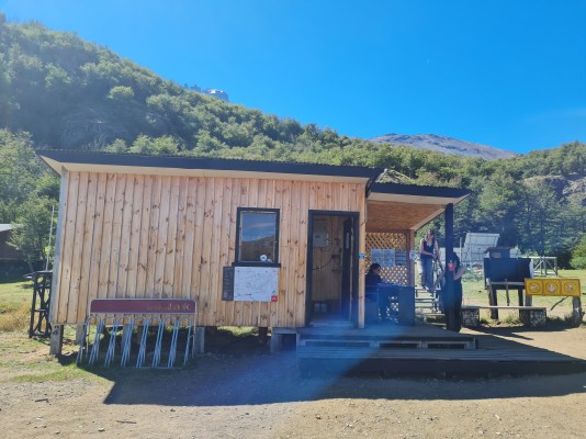 Caseta administración Foto: 2Punto de control y acceso al sendero. Aquí existe un amplio estacionamiento también. Simón Olfos