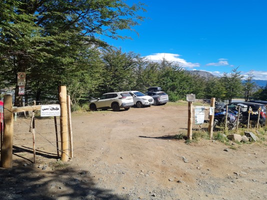 Primer estacionamiento Foto: 1En el kilometro 4 desde Villa Cerro Castillo existe un primer estacionamiento, para autos más bajos, que no puedan seguir por el camino final. Simón Olfos