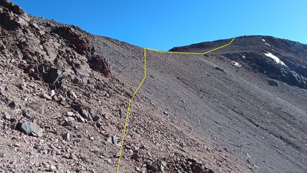 TraverseFoto: 6Hacia los 5000m se debe realizar un traverse bajo un sector de rocas, para acceder a los metros finales previos a la cumbre.Juan Pablo Cabbada Bergez