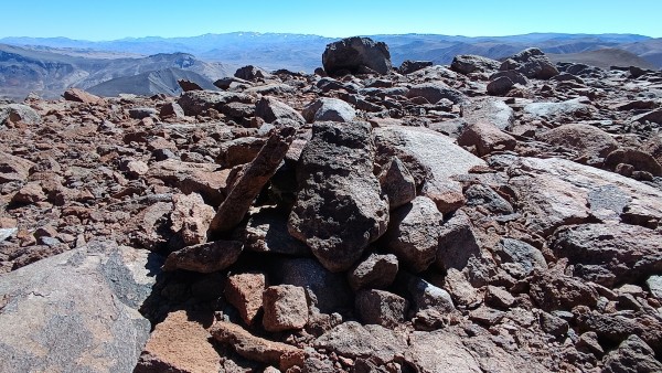 CumbreFoto: 8La cumbre esta marcada por este monolito de piedra, bajo el cual se encuentran los testimonios.Juan Pablo Cabbada Bergez