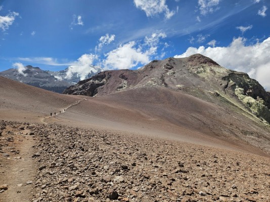 Llegando a la base del PintorFoto: 5Foto tomada hacia el Este.José Antonio Mena