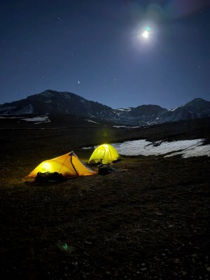 Acampando en Tres PuntasFoto: 17Este lugar antes del tranque Tres Puntas puede ser conveniente para acampar (aunque no tiene agua) si se sale tarde desde Santiago. Desde aquí queda 30 minutos para el estero Yaretas y 1:30 horas hasta Piedra Numerada. Foto tomada el 28 de marzo 2026Matías Poblete