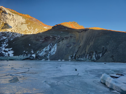 Vista general de la ruta desde la HoyaFoto: 21En línea continua, se traza aproximadamente por dónde discurre el sendero. En línea punteada, se proyecta el sendero donde éste queda escondido por la topografía del cerro.José Antonio Mena
