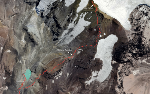Vista satelital del track desde La Hoya Foto: 23Se aprecia el track desde La Hoya que sube al refugio Agostini, acercándose al glaciar Suroeste, luego cruzando hacia el norte hasta un promontorio justo abajo del Adoratorio o llamada Pirca del Inca.Andeshandbook