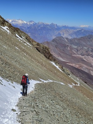 Traverse largoFoto: 24Foto tomada durante la bajada. Se trata del característico traverse entre los 5.000m y los 5.100m.  29 de marzo 2026José Antonio Mena