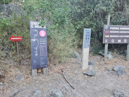 Inicio sendero Andinista Foto: 2Punto de inicio, a un costado también desvío a sendero Los PeumosSimón Olfos