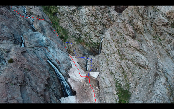 Salida de la Quebrada de la BanderaFoto: 10Imagen que muestran dos rutas para salir de la quebrada de la bandera: en Rojo ruta más directa que solo se puede realizar en condiciones invernales. En Azul, una variante de la ruta para época estival, en ambas la linea segmentada señala las zonas de pequeños trepes y gateos, con exposición media/alta a caídas que podrían ser más que graves. Héctor Becerra Díaz