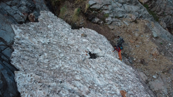 Cavidades internas, grietas ocultas y puentes de nieve inestablesFoto: 11Analizando el terreno para una progresión seguraHéctor Becerra Díaz