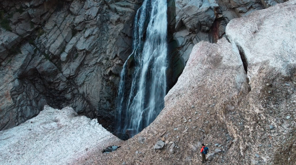 Flujo de agua bajo la nieve o el hielo, el cual genera cavidades internas, grietas ocultas y puentes de nieve inestablesFoto: 12Observandi posibles grietas en el progreso. Héctor Becerra Díaz