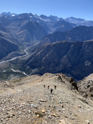 Inicio ruta por el filo este del Alto del CollayFoto: 20En la imagen, integrandes del grupo Puchos de Lana ascendiendo por el filo este (abril 2025)Héctor Becerra Díaz