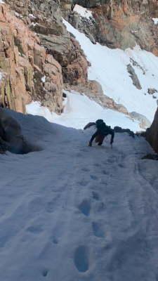 Canalones de nieve en epoca invernalFoto: 24Bordeando una formación rocosa para volver y progresar en el filo este. Héctor Becerra Díaz