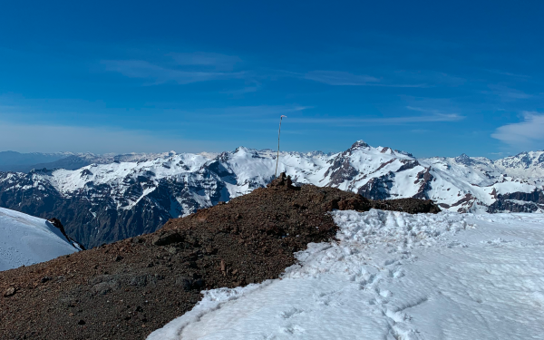 Cumbre Alto del CollayFoto: 29En la cumbre se puede encontrar una pirca de piedra y un palo de bambú, también un tubo con los escritos de las primeras ascensiones, aunque en el año 2023 existía un tuvo en ese lugar, al volver en el año 2025 la pirca cumbrera se encontraba desarmada (lo más probable por acción natural) y el tuvo original no se encontraba. Se dejo un nuevo tuvo aportado por el grupo Puchos de lana en ese mismo lugar. 
por Héctor Becerra. Héctor Becerra Díaz