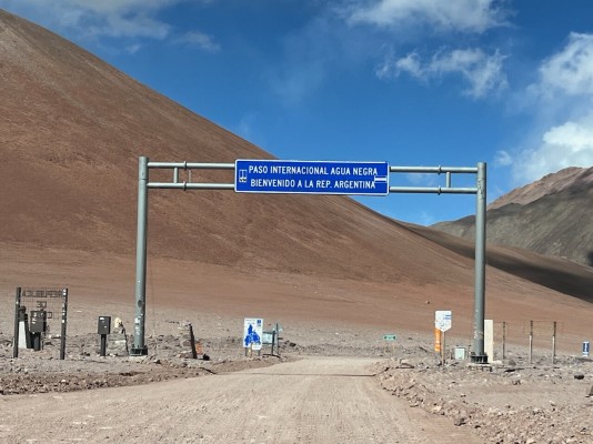 Agua Negra, paso internacional.Foto: 2Pórtico que señala el límite fronterizo entre Chile y Argentina. (4.780 mts.)Adolfo Dell´Orto