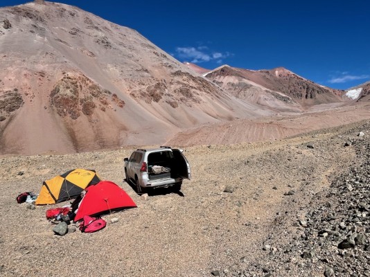 Campamento baseFoto: 6Aunque el camino continúa, no hay opión de seguir porque se encuentra cortado y lleno de rocas.Adolfo Dell´Orto