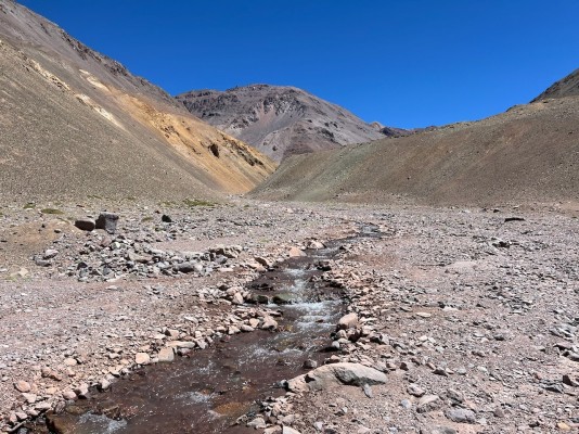 Estero en el valle Foto: 5En este punto se debe cruzar el estero hacia el norte (derecha), porque existen 2 opciones de camino vehicular. Existen unas pircas a un costado del agua. Adolfo Dell´Orto