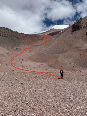 Ruta hacia el campamento altoFoto: 8Ruta que señala la línea que hay que seguir para alcanzar el campamento alto. Es bastante evidente, pues no hay otra alternativa. Adolfo Dell´Orto