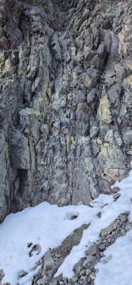 Descuelgue del primer tapón en bajada, se puede apreciar un cordín en una roca y otro cordín a un clavo para reforzar.Foto: 26Gladys Gonzalez