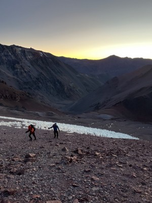 AmanecidaFoto: 11Vista hacia el este durante la subida. El campamento se encuentra justo debajo de la franja de penitentes. Adolfo Dell´Orto
