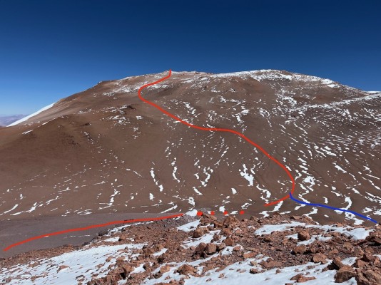 Nevado OlivaresFoto: 18Morro que se puede tomar por el oeste (azul) para no tener que subir por una ladera hacia el este. El autor de esta descripción ascendió por el este (roja), debido a la gran cantidad de nieve presente y por dudas en la ruta anterior. Adolfo Dell´Orto