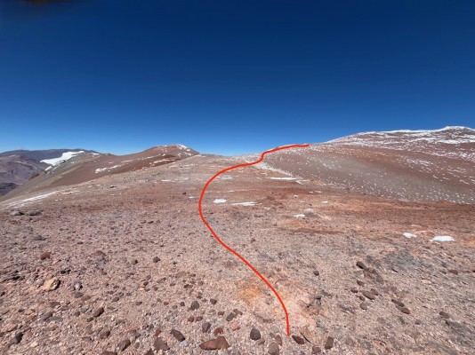 Larga aristaFoto: 16Después de varias horas, apenas se alcanza a distinguir la cumbre de la montaña (al centro de la imagen).Adolfo Dell´Orto