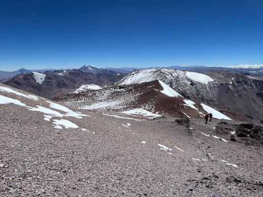 Arista Foto: 15Vista de lo recorrido hasta ese punto nto, Se puede apreciar las subidas y bajadas constantes que, sin ser exigentes, toman tiempo. Adolfo Dell´Orto