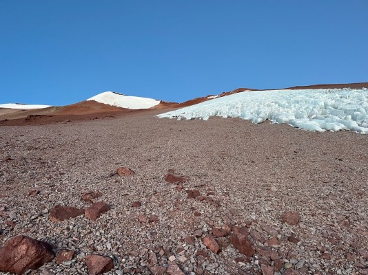 En camino hacia la aristaFoto: 12Acarreos bastante estables durante la marcha que acerca a la arista. Adolfo Dell´Orto