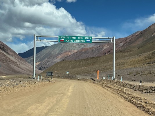 PórticoFoto: 4Pórtico que señala el futuro proyecto del túnel internacional. Se debe doblar a la derecha (oeste) una vez cruzado. El camino es bastante evidente.Adolfo Dell´Orto