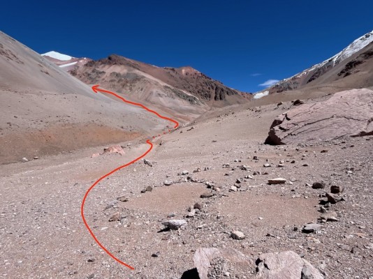 Ruta al campamento altoFoto: 7Ruta por el camino vehicular hasta una explanada por dónde se puede cruzar el estero.Adolfo Dell´Orto