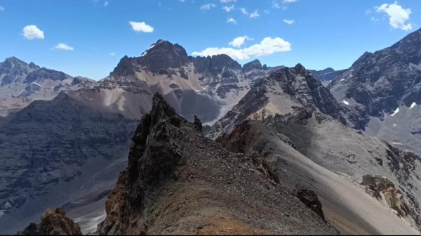 Saliente filo, vista hacia Peñascoso y Tres HermanosFoto: 14Dirección: NorteAndrés López