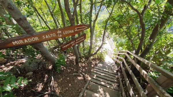 Barandillas de madera hacia Salto la leonaFoto: 10Tomás Prado