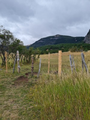 Cruce cercoFoto: 3Algunos tramos del sendero pasan cerca a viviendas, recordar saludar si se ven personas, y evitar subir con mascotasSimón Olfos
