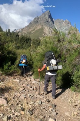 Pico del CuraFoto: 3en la foto Francisco y Felipe con el Cerro Pico del Cura de fondo.Héctor Becerra Díaz