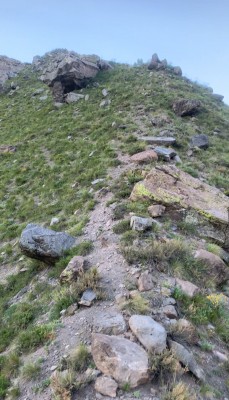 Arista parte superiorFoto: 7En las partes superiores, la arista toma una forma definida de filo, donde se debe tener precaución hay el lado oeste, ya que presenta barrancos con pendientes y caídas a la quebrada de  más de 50 m. Héctor Becerra Díaz