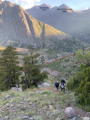 Ruta de aproximación.Foto: 6Felipe y Francisco en la arista, rodeados por Cipreses, de fondo, los Cerros Alto de los Bueyes y Socavones. Héctor Becerra Díaz